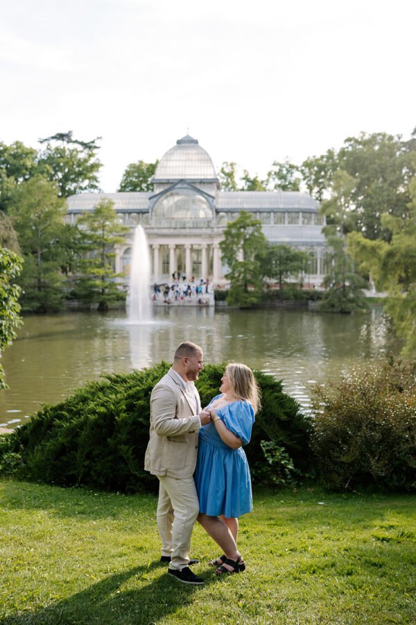 Madrid-Surprise-Proposal-at-the-Crystal-Palace-Madrid-Engagement-Photographer