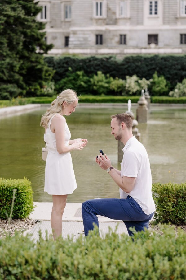 Madrid-Surprise-Proposal-at-Sabatini-Gardens-Madrid-Proposal-Photographer