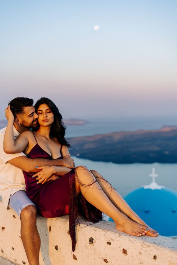 Sunrise-Engagement-Photoshoot-in-Fira-Santorini-Engagement-Photographer