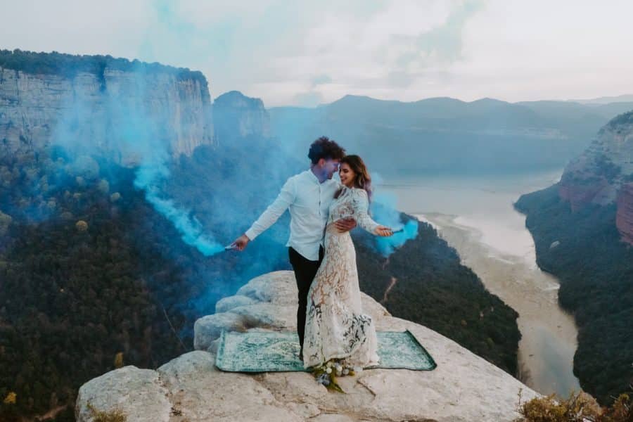 barcelona elopement smoke bombs morro d'labella barcelona elopement photographer