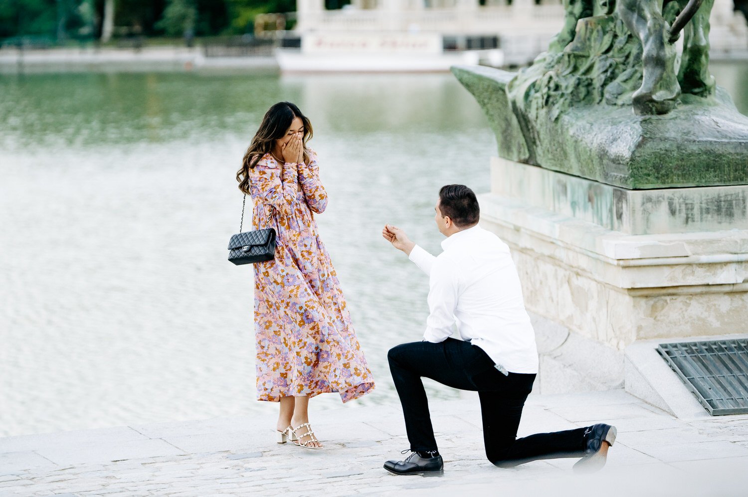 Madrid-Surprise-Proposal-at-Retiro-Park-Madrid-Engagement-Photographer